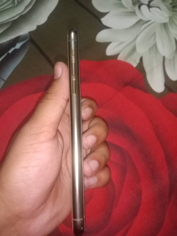 iPhone 11 Pro Max  (non pta) golden colour 4