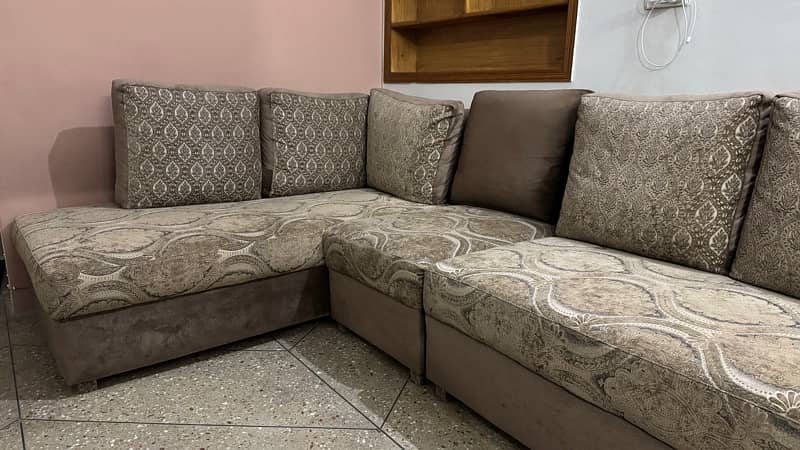 High-Quality L-Shaped Sofa (7/10 Seater) – Like New! 0