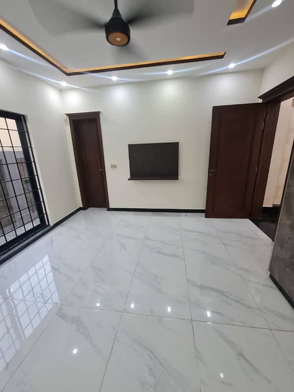 Kanal 3bed Superb Tile Floor Upper Portion In Wapda Town K-1 Block 4