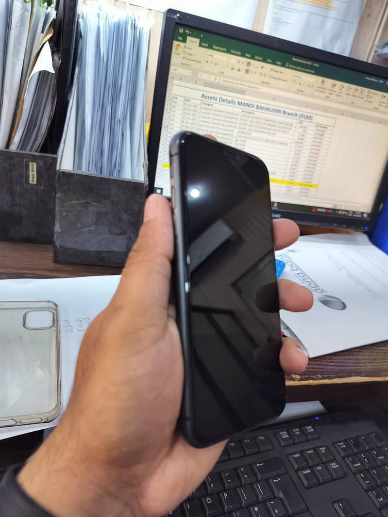 NON PTA APPLE IPHONE 11 (64GB) in black color 5