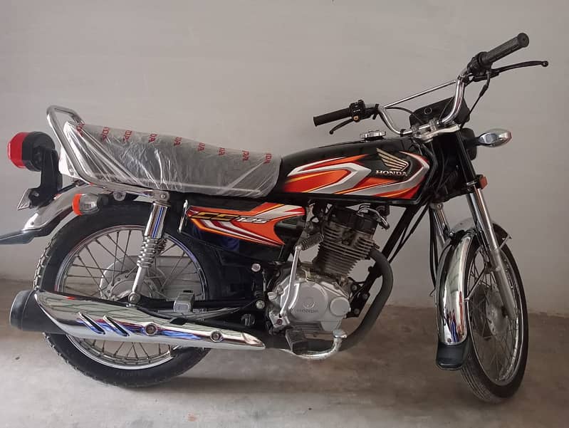 Honda CG 125 2022 Black Color in Excellent Condition 2