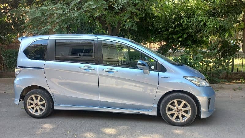 Honda Freed Hybrid 1.5 , 7 Seater , Model 2013 5