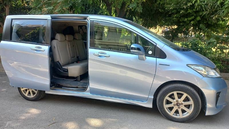 Honda Freed Hybrid 1.5 , 7 Seater , Model 2013 9