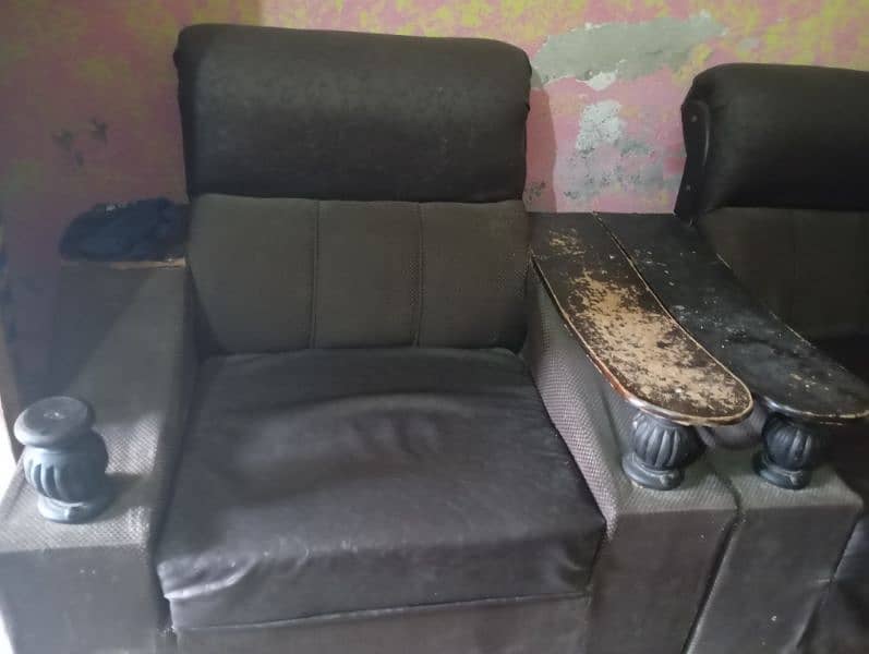 Sofa set 6 seater with table for sale in good condition 1