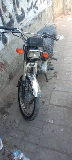 honda 125 black clour bhawalpur num first oner k. name p he