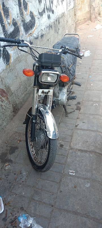 honda 125 black clour bhawalpur num first oner k. name p he 0