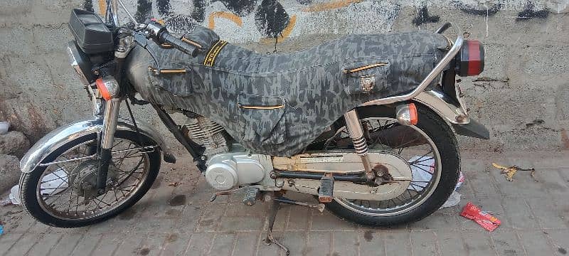 honda 125 black clour bhawalpur num first oner k. name p he 1