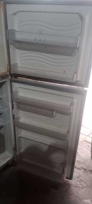 Dawlanc Fridge for sale condition ok colling ok detail call me 2