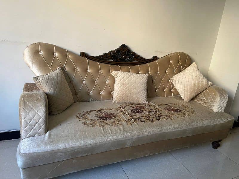 7 seats king size sofa set off white colour 120k 1