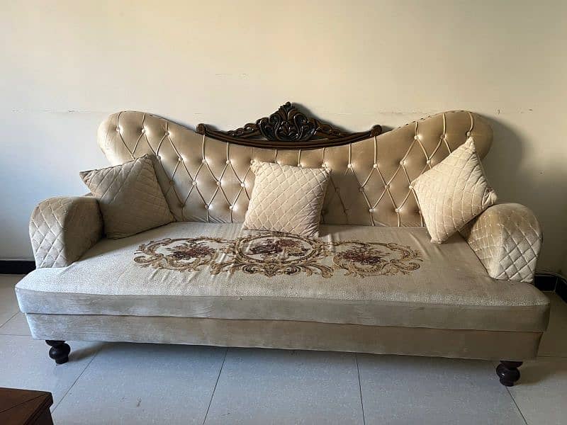 7 seats king size sofa set off white colour 120k 2