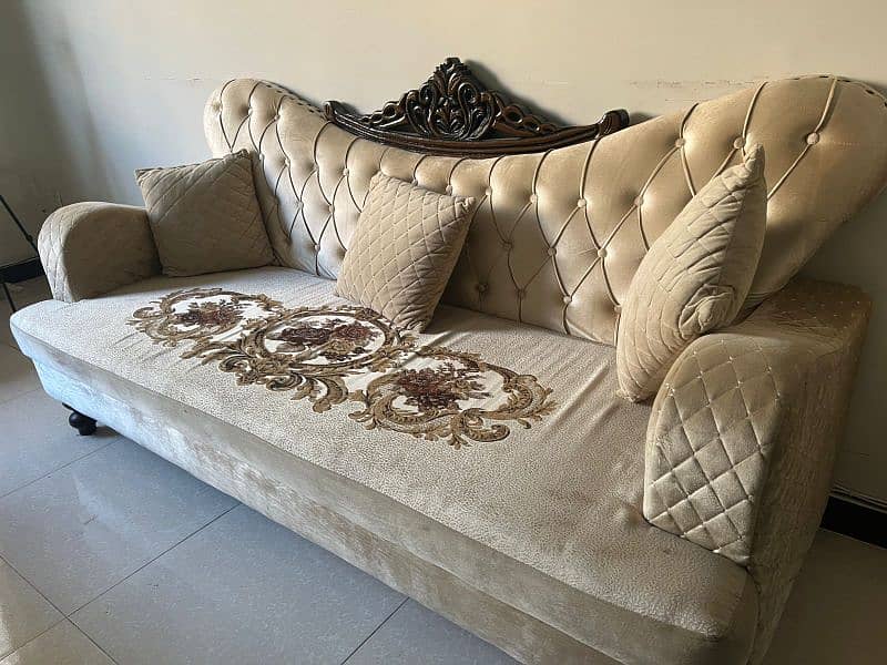 7 seats king size sofa set off white colour 120k 3