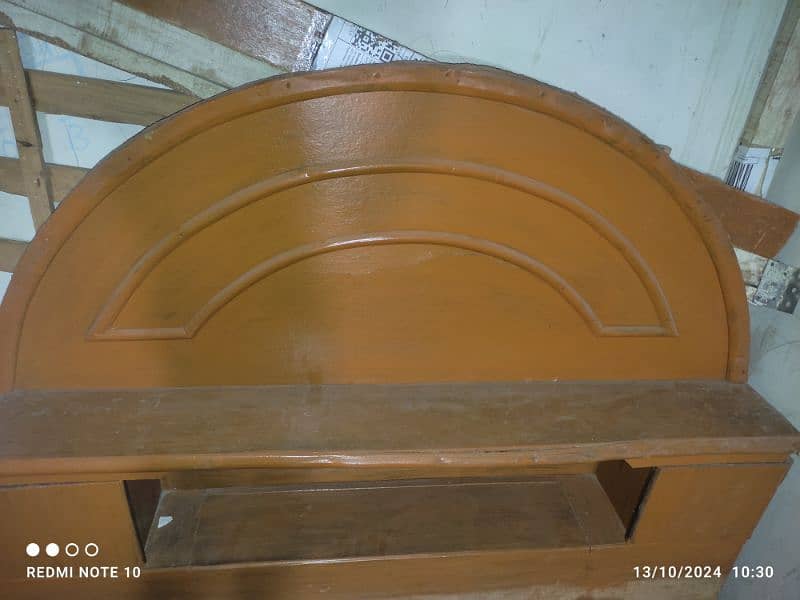 Bed Not in well condition needs repairing 7 peices 4