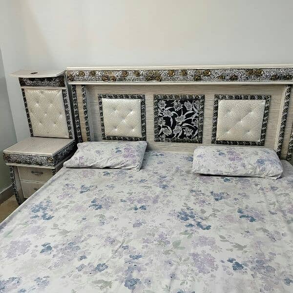 king size bed with mattress with 2 sidere. like new condition 2