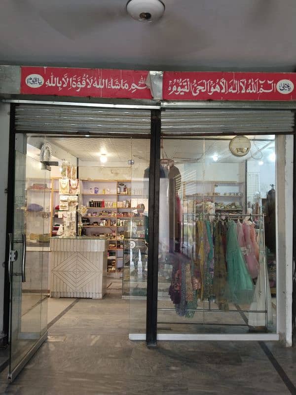 4 shops full boutique with jewelery,clothes and lace button garments 0