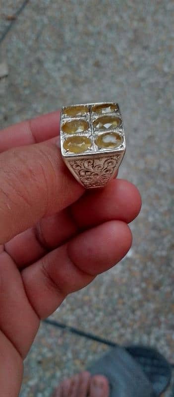 stone natural pukhraj salon wala ring chandi ki bani Hui hai 2