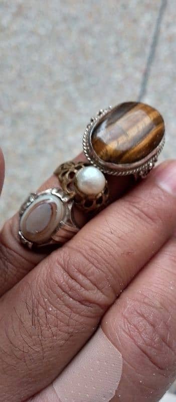 stone natural pukhraj salon wala ring chandi ki bani Hui hai 7