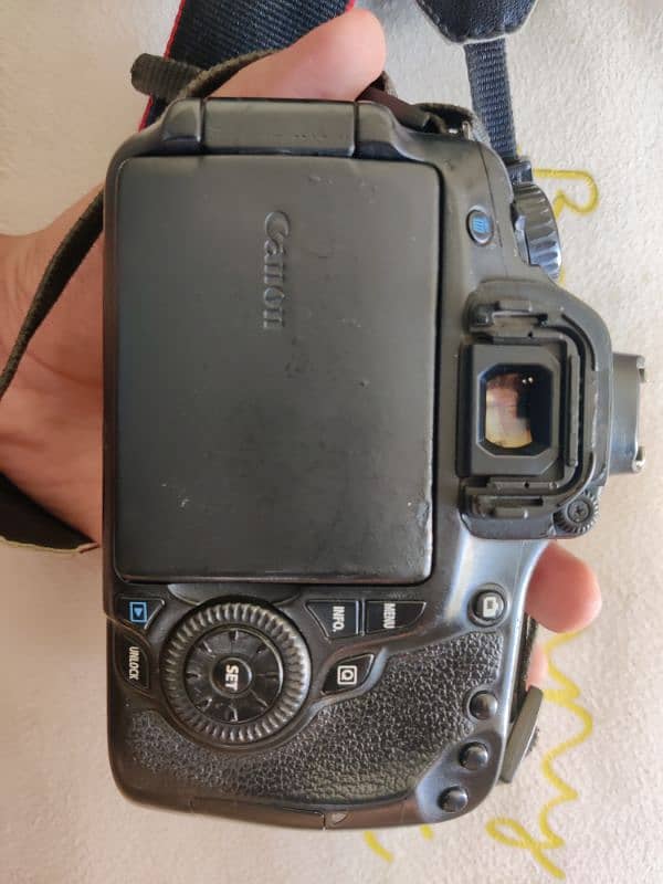 Canon 60 d body with charger and battery 1