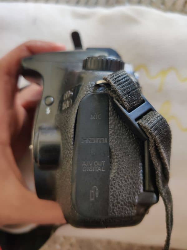 Canon 60 d body with charger and battery 3