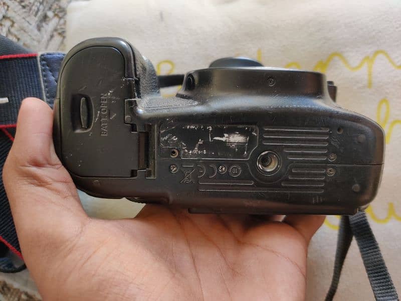 Canon 60 d body with charger and battery 5