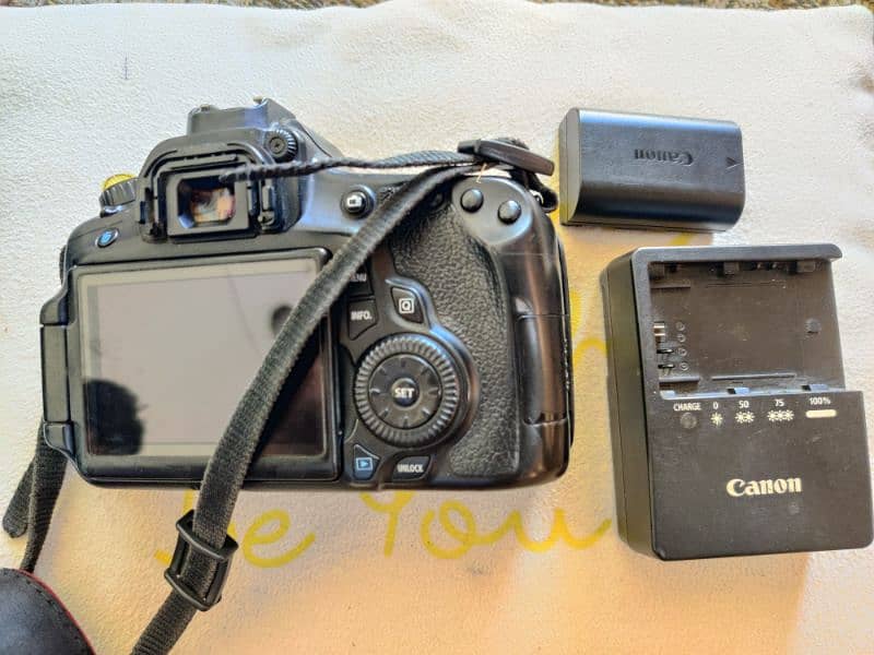 Canon 60 d body with charger and battery 6