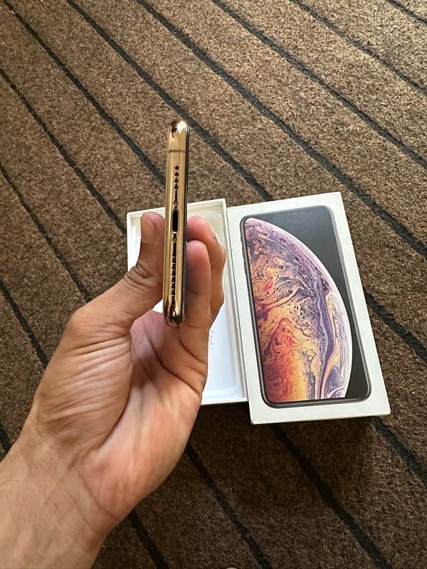 iphone XS MAX 64 GB PTA 4