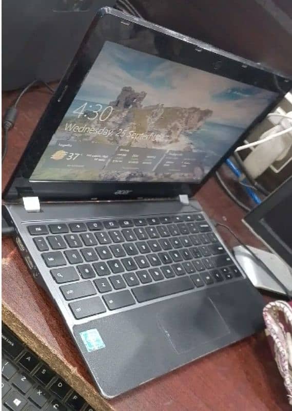 Acer c740 04 gb RAM 128 GB SSD A+ condition 6