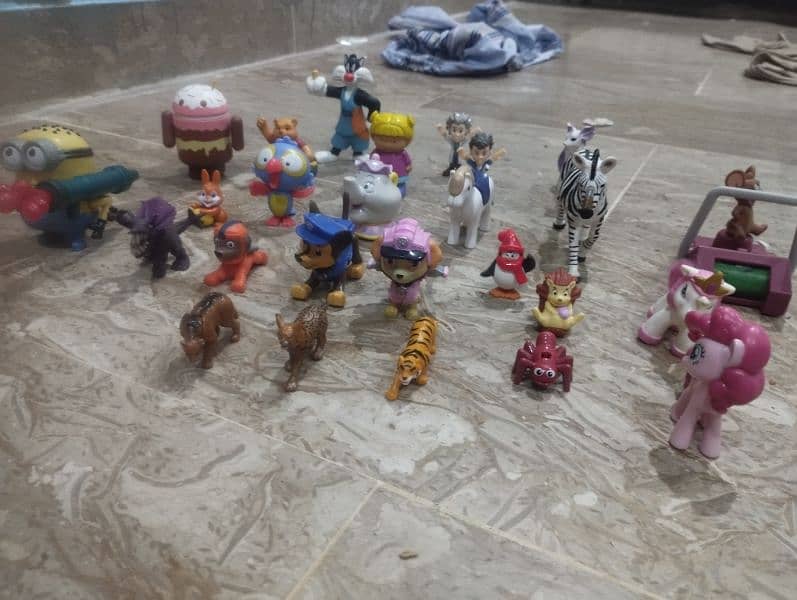 DIFFERENT TOYS (CHARACTERS FAMILIES 4