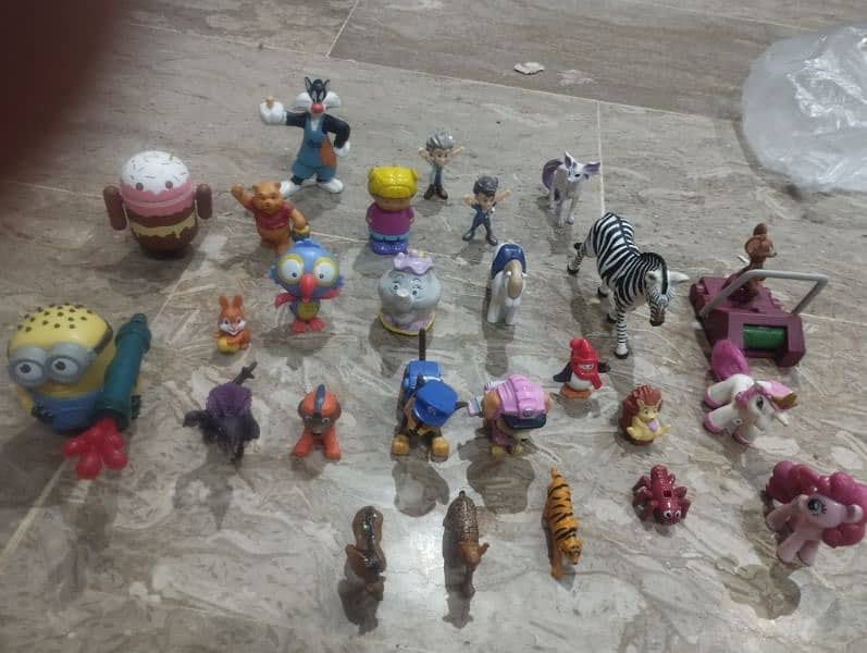 DIFFERENT TOYS (CHARACTERS FAMILIES 6