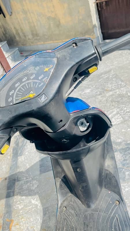 Honda dio 49cc in blue color 6