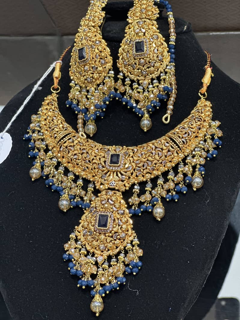 Artificial with 2 karat gold plated 8