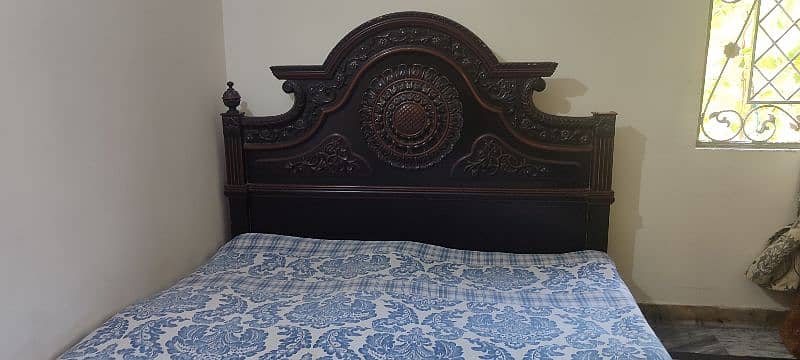 BED SET WITH DRESSER AND SIDE TABLES 8