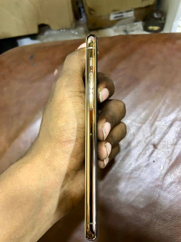 iPhone 11 pro 256 GB 10/10 contact only on WhatsApp 6