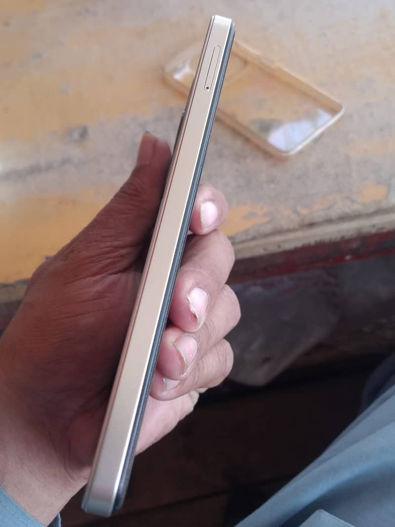 Tecno spark 20c 4+4 128 duba  by 10 condition 9 mah warnte Baki hy 4