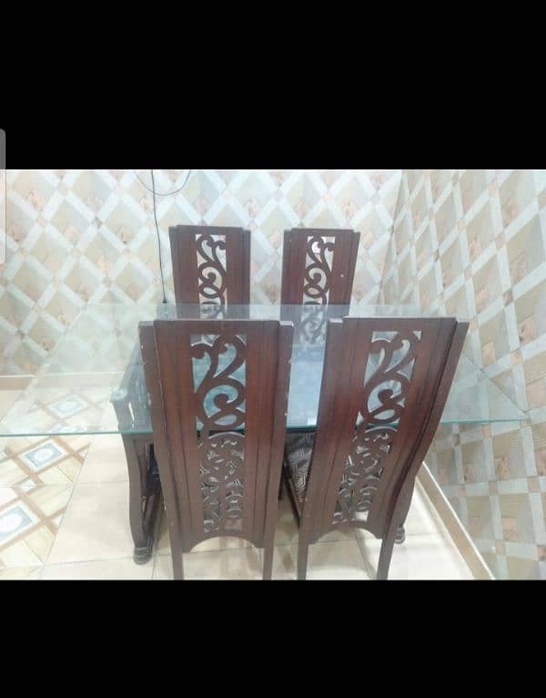 6 seater Dinner table available for sale 0