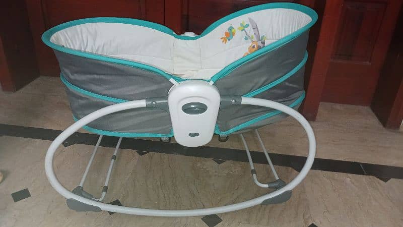 Mastela 5 in 1 Rocker, Bouncer Chair with Removable Bassinet. 3