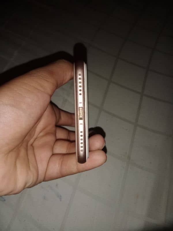 iphone 8  location Karachi mehmoodabad number 5 3