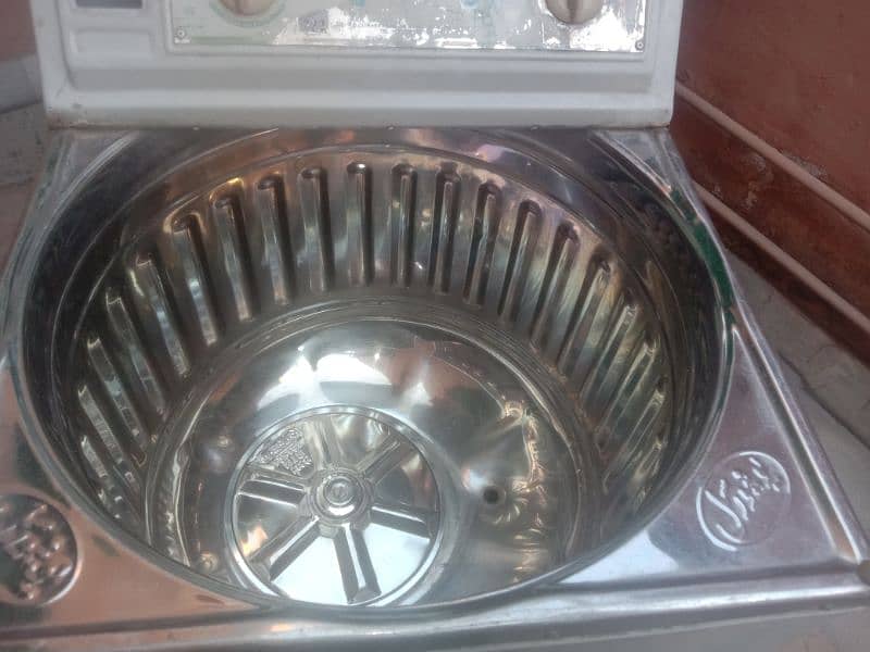 universal brand washing machine for sale. 3