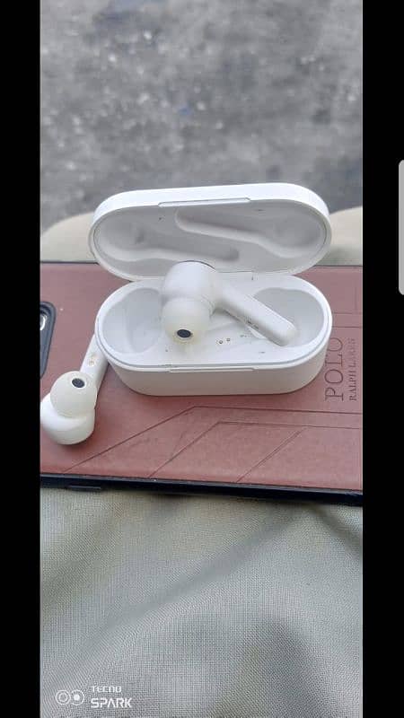 A. O. A. I am selling earpods only 3days use. 0