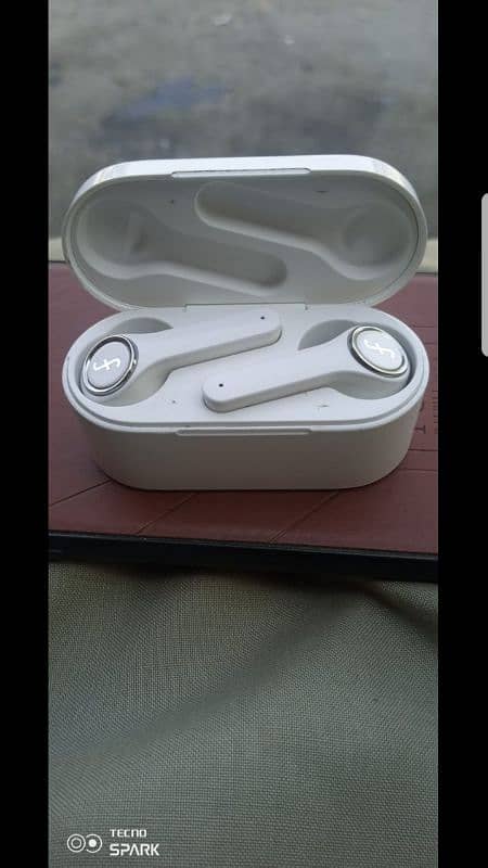 A. O. A. I am selling earpods only 3days use. 1