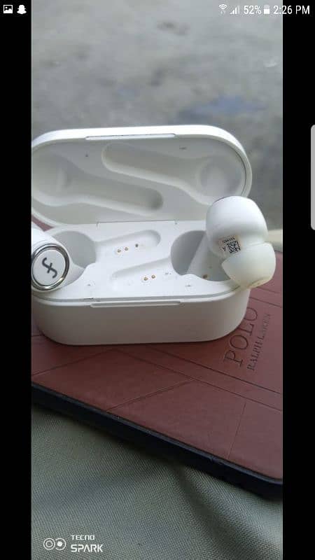 A. O. A. I am selling earpods only 3days use. 2