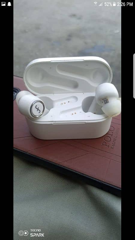 A. O. A. I am selling earpods only 3days use. 4