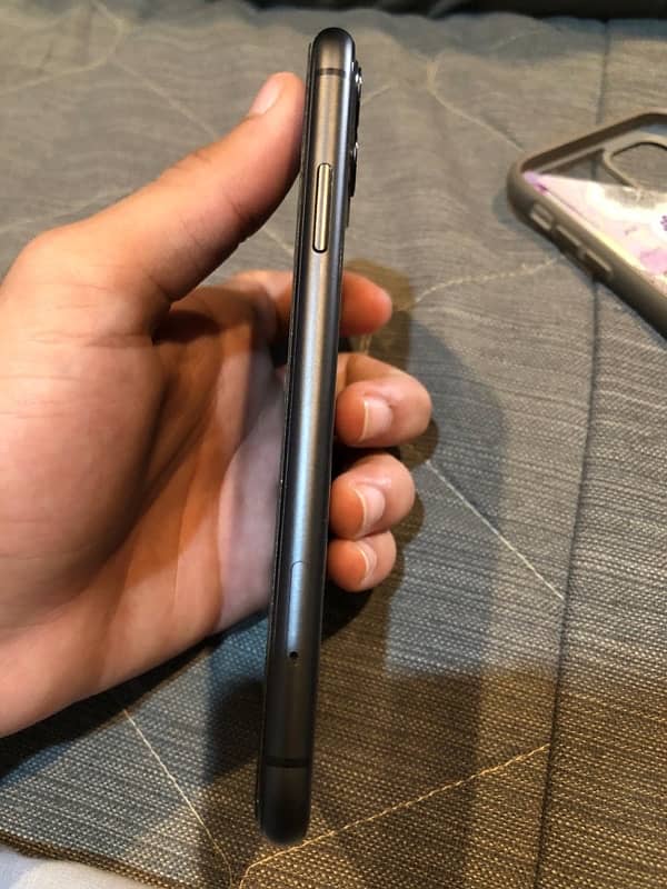 iphone 11 in genuine condition 1