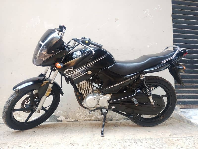 Yamaha YBR 125 black color karachi number 1