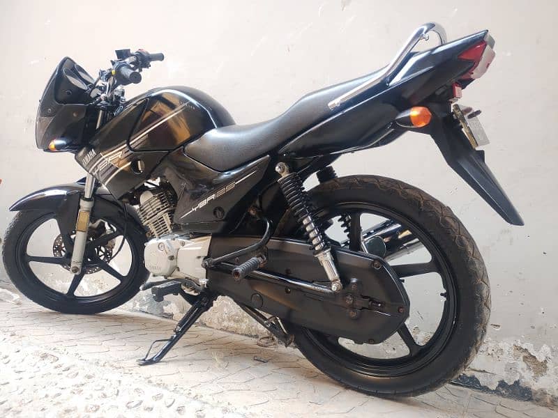 Yamaha YBR 125 black color karachi number 8