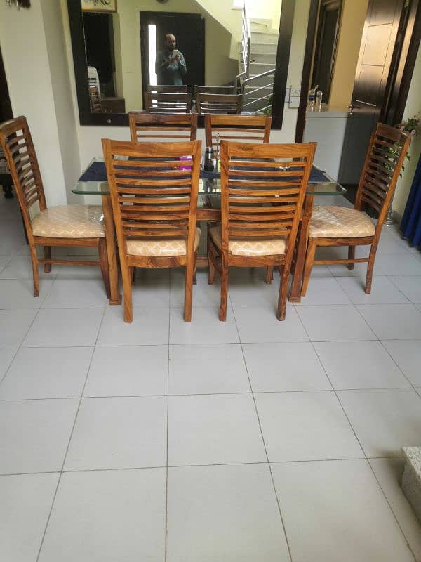 six seater dining table for sale in bhariatown Karachi. 1