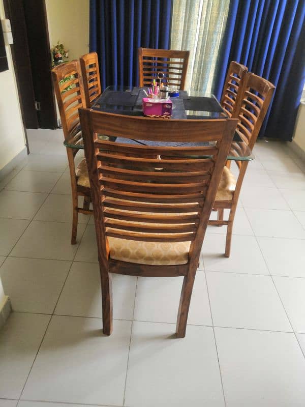 six seater dining table for sale in bhariatown Karachi. 2