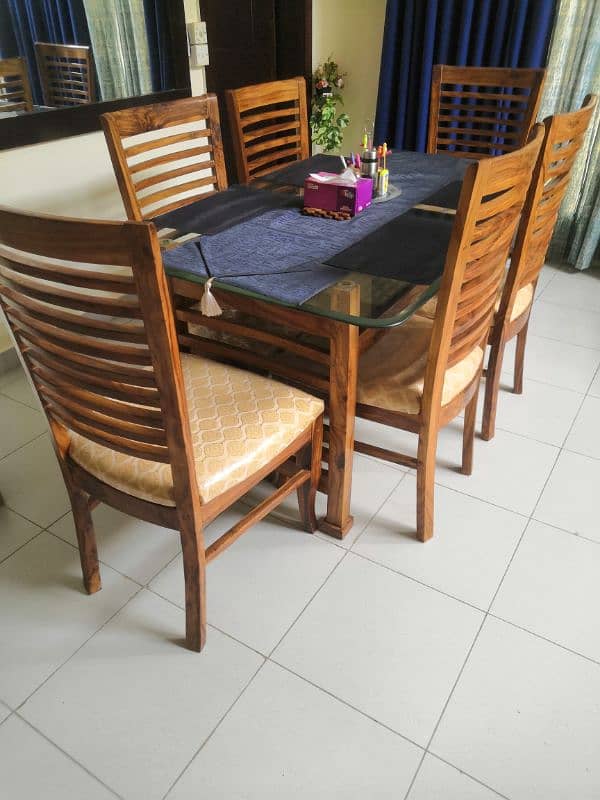 six seater dining table for sale in bhariatown Karachi. 3