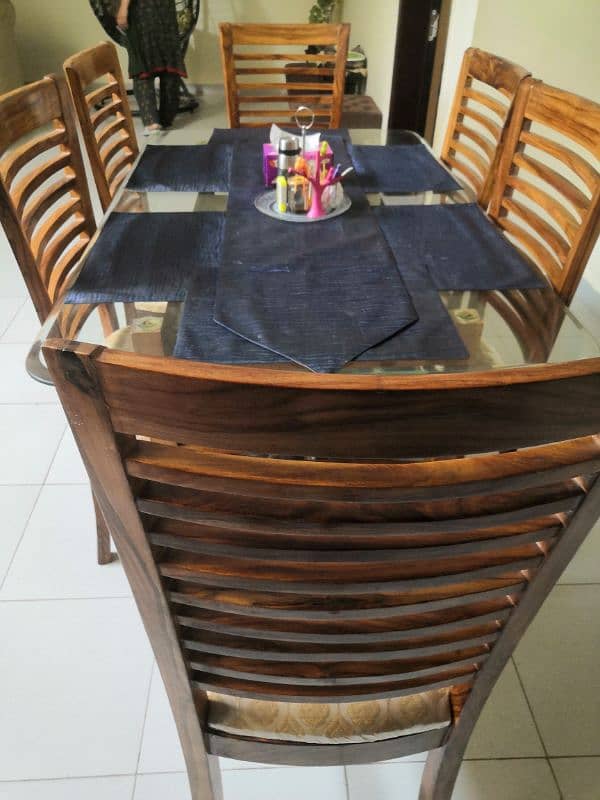 six seater dining table for sale in bhariatown Karachi. 4