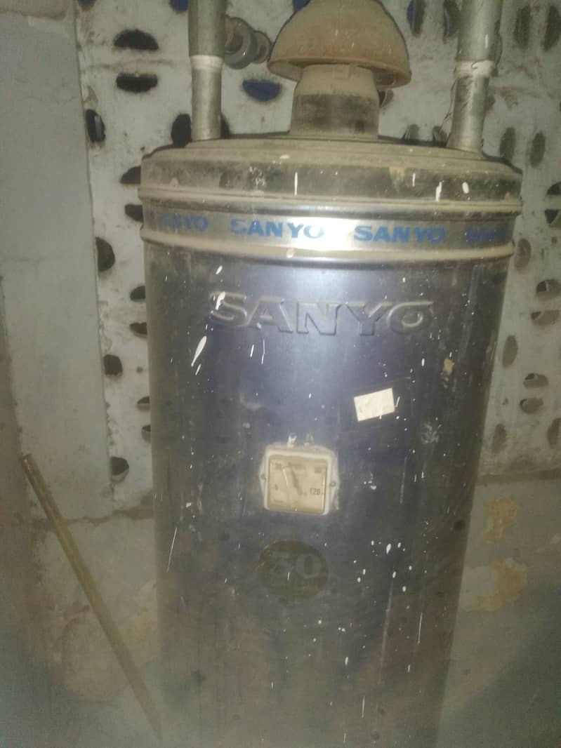 Sanyo deluxe gasgeyser 30 gallon 0