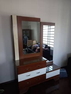 Dressing table with 2 mirrors